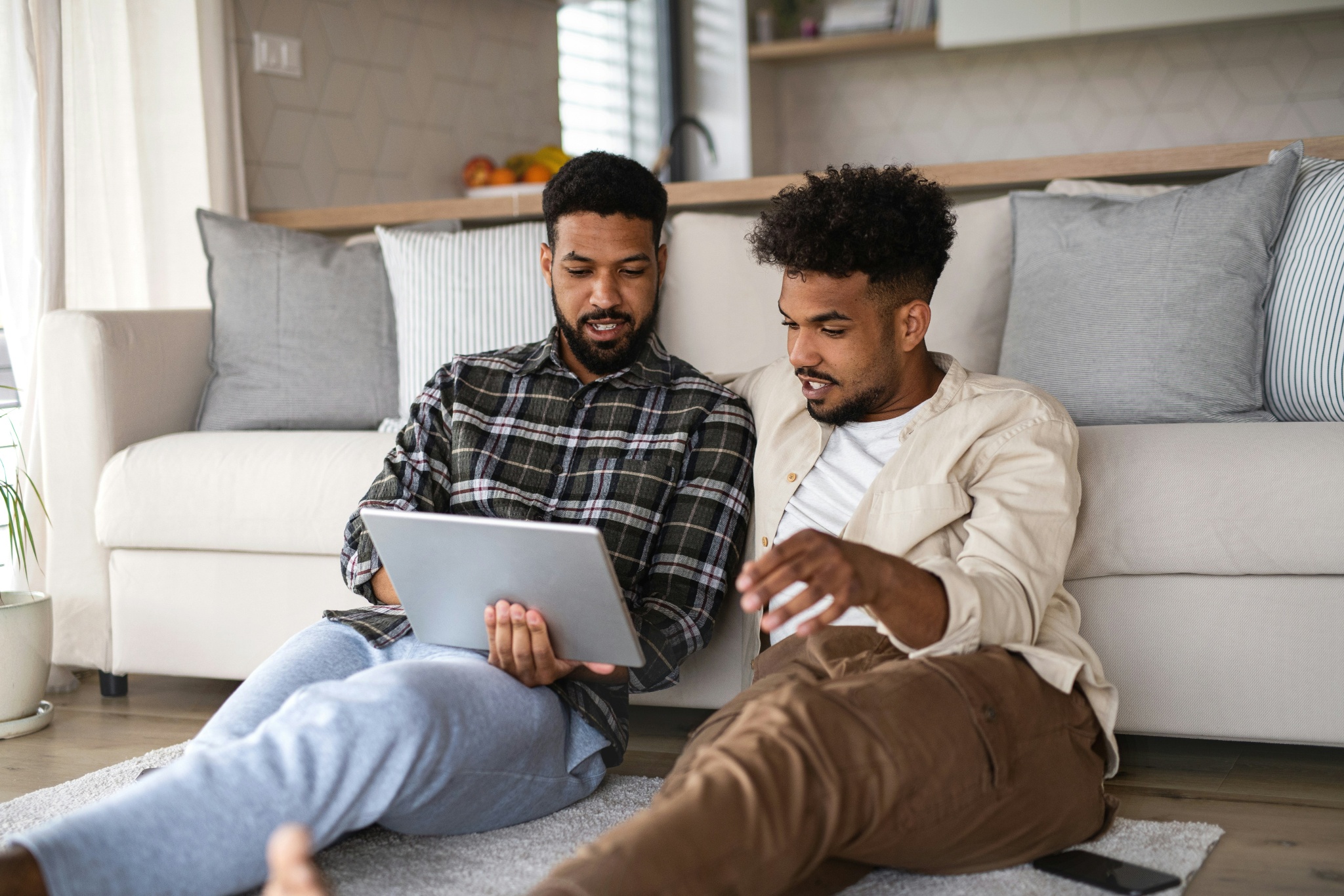 2_MEN_IPAD_SOFA_under_5MB