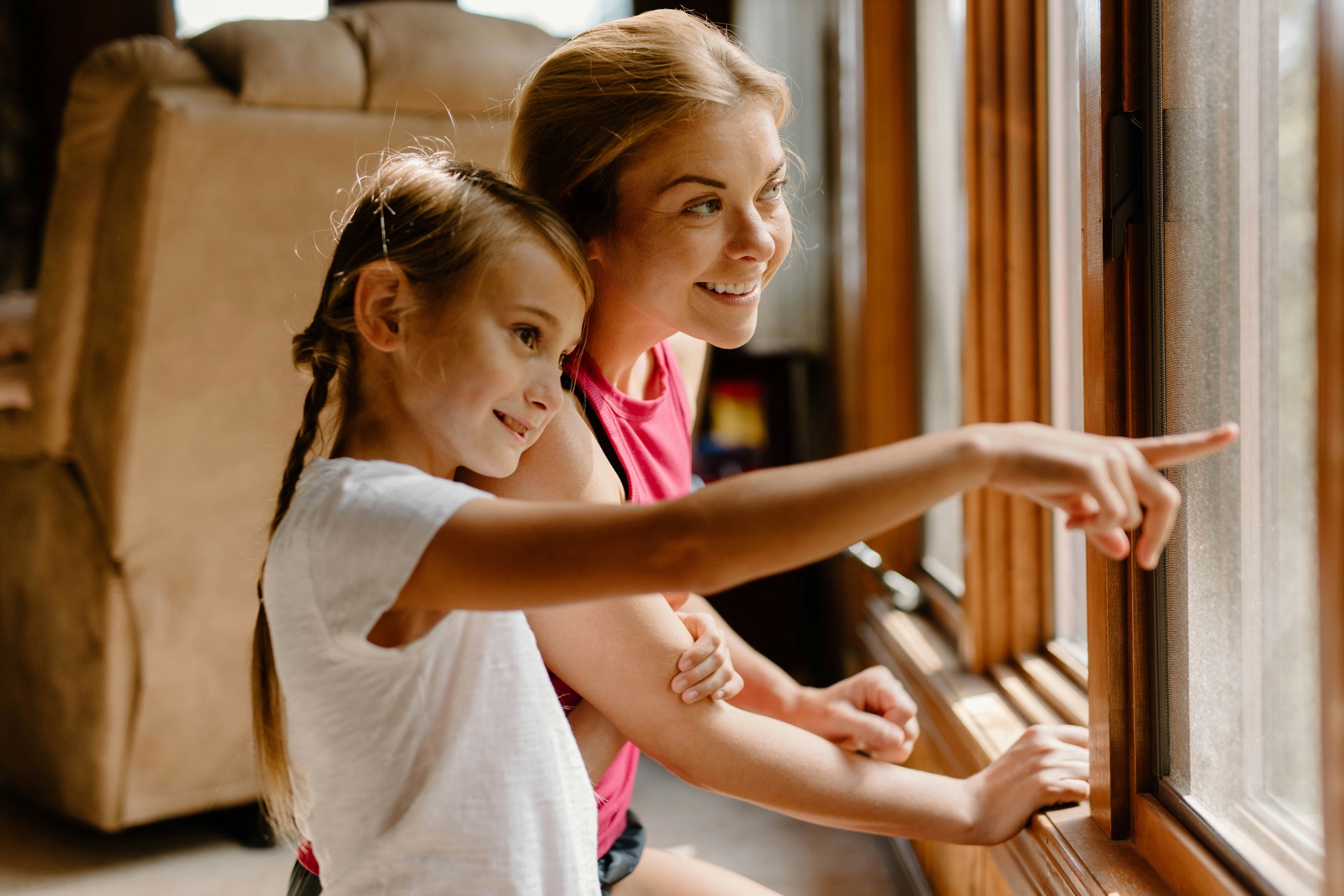 MOTHER_AND_CHILD_WINDOW_under_5MB