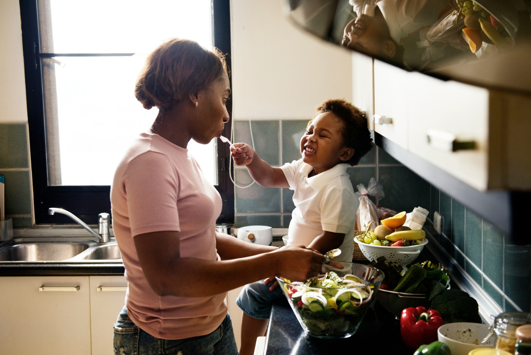 WOMAN_AND_CHILD_COOKING_under_5MB
