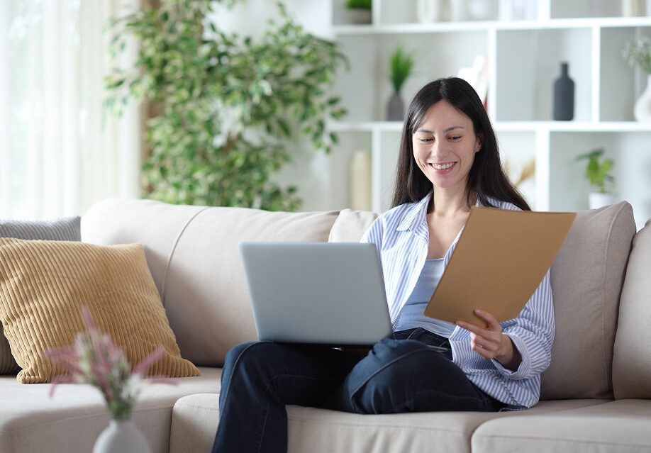 WOMAN_SOFA_LAPTOP_under_5MB